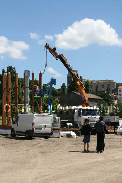 Il palco per il papa a Valle Faul