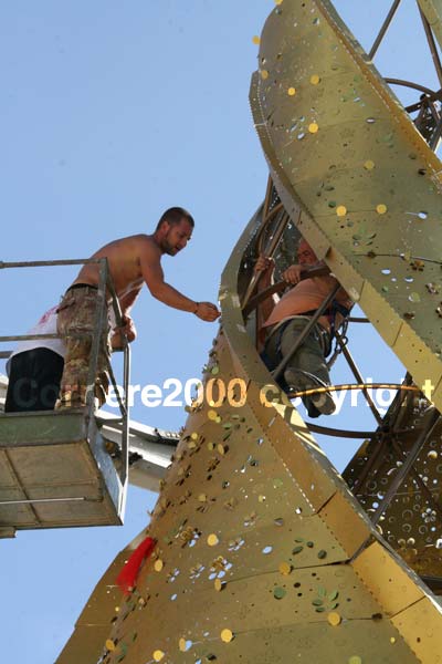 Al lavoro per lo smontaggio di Fiore del cielo