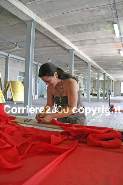 Silvia Fiocchetti mentre realizza le rose di stoffa 