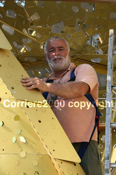 Mauro Cappelloni durante lo smontaggio di Fiore del cielo