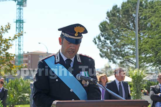 Il capitano Ciervo legge l'ordine del giorno del comando dei carabinieri