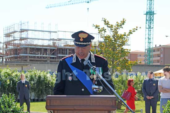 Il comandante Dino Guida legge il suo discorso