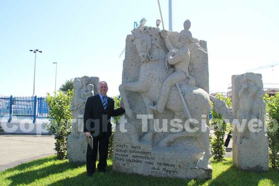 Claudio Magagnini accanto alla sua scultura