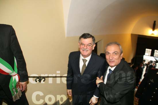 Il questore Gianfranco Urti e il prefetto Carmelo Aronica arrivano alla festa