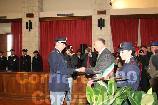 Alcuni momenti della distribuzione dei riconoscimenti ad alcuni agenti