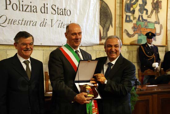 Il questore consegna una targa a Mazzola