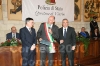 Il sindaco Mazzola consegna al questore e al prefetto una scultura ideata dal vescovo Chenis