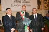 Il sindaco Mazzola consegna al questore e al prefetto una scultura ideata dal vescovo Chenis