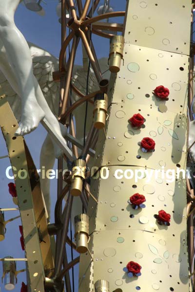 Le rose in stoffa sulla superficie della Macchina