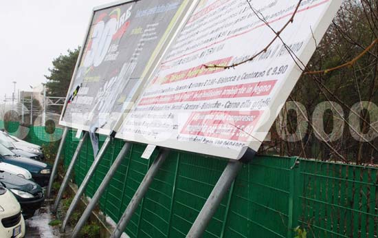 Un cartellone pubblicitario piegato dal vento a via Falisca a Cvita