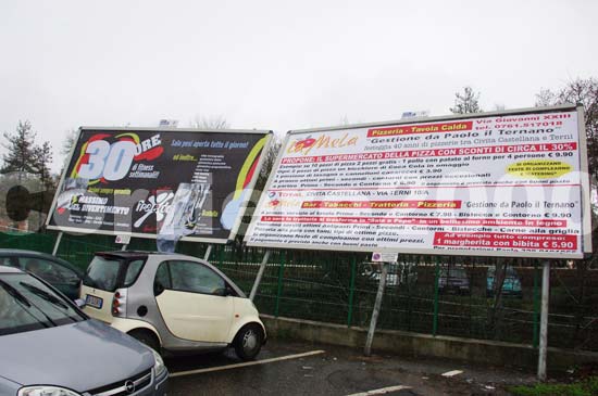 Un cartellone pubblicitario piegato dal vento a via Falisca a Cvita