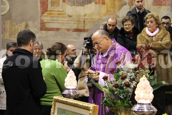 La madre di Chiara con il vescovo