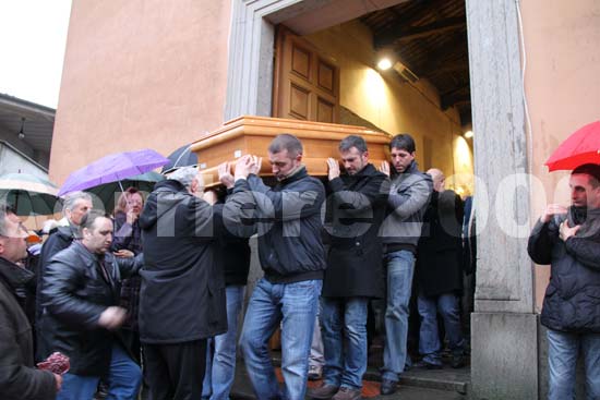 Chiara portata a spalla dagli amici