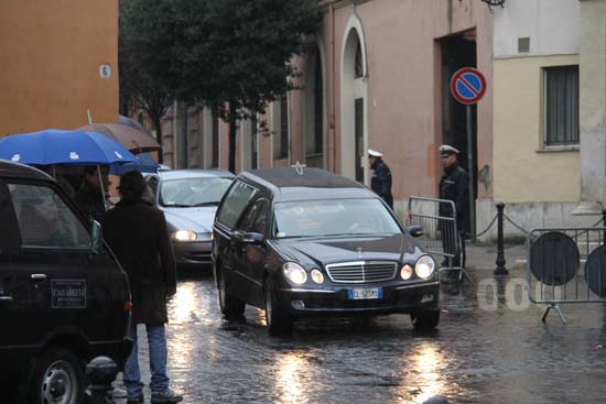 L'arrivo del feretro