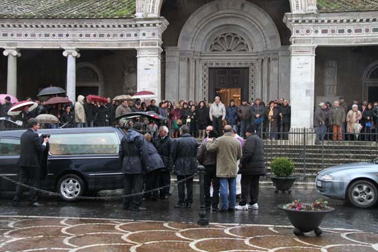 L'arrivo del feretro