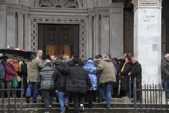 La bara accompagnata in chiesa dai familiari