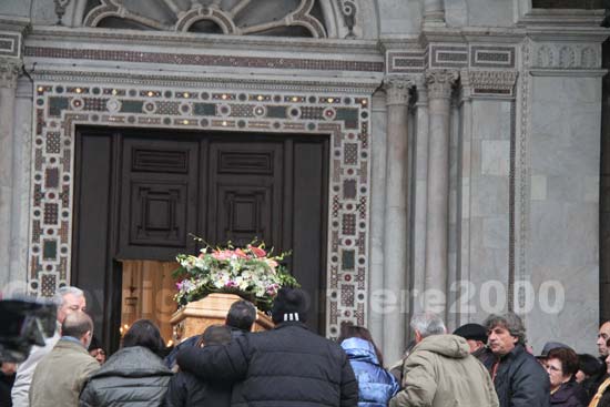 La bara accompagnata in chiesa dai familiari