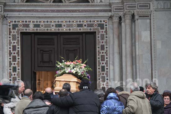 La bara accompagnata in chiesa dai familiari