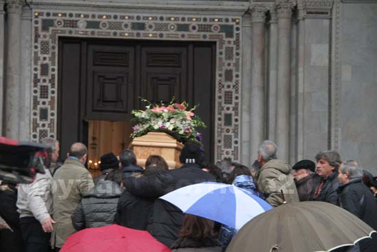 La bara accompagnata in chiesa dai familiari