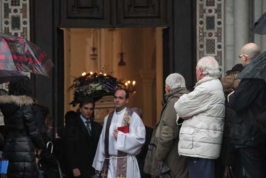 La bara di Marcella viene portata fuori dalla chiesa a spalla