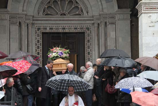 La bara di Marcella viene portata fuori dalla chiesa a spalla