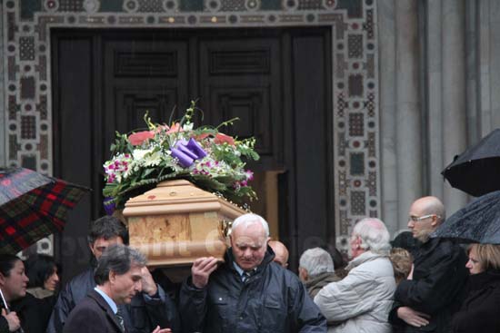 La bara di Marcella viene portata fuori dalla chiesa a spalla