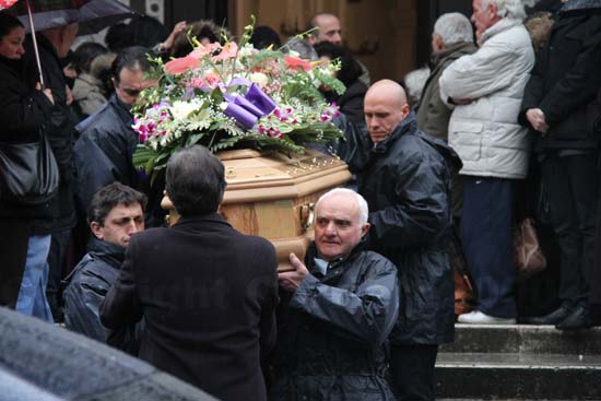 La bara di Marcella viene portata fuori dalla chiesa a spalla