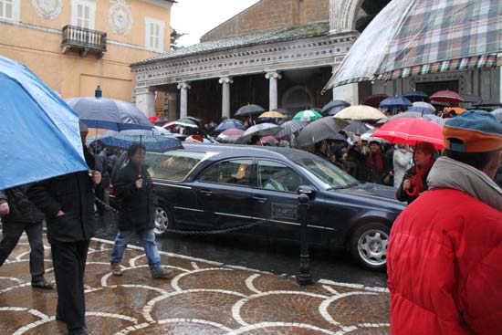Il feretro viene portato al cimitero