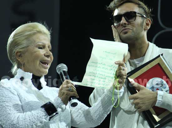 Anna Fendi consegna un altro premio a Marco