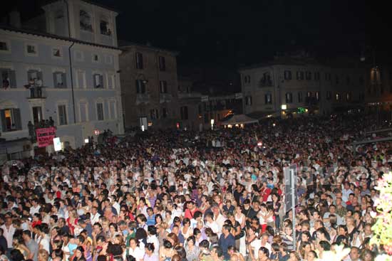 Folla, folla e ancora folla
