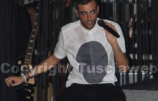 Marco canta 