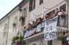 Un balcone affollato dai fans di Marco