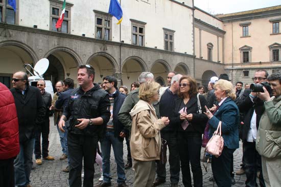 I sostenitori di Meroi in piazza del Comune