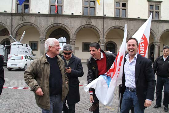Alcuni sostenitori a piazza del Comune