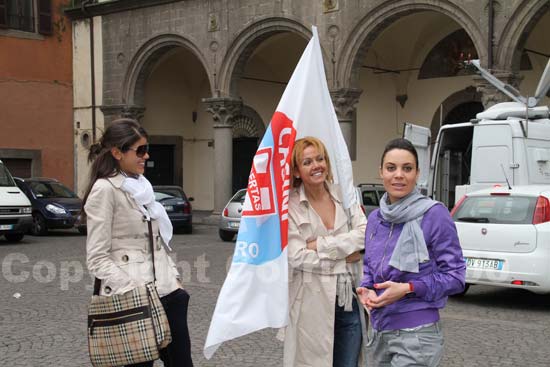 Alcuni sostenitori a piazza del Comune