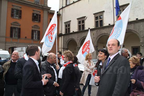 Il sindaco di Montefiascone Andrea Danti a piazza del Comune