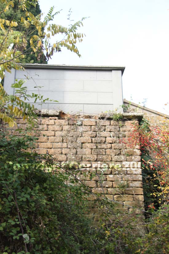 Il muro del cimitero dal quale sarebbe caduto Nando Artemi