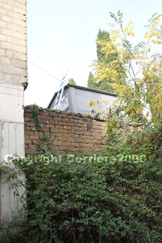 Il muro del cimitero dal quale sarebbe caduto Nando Artemi