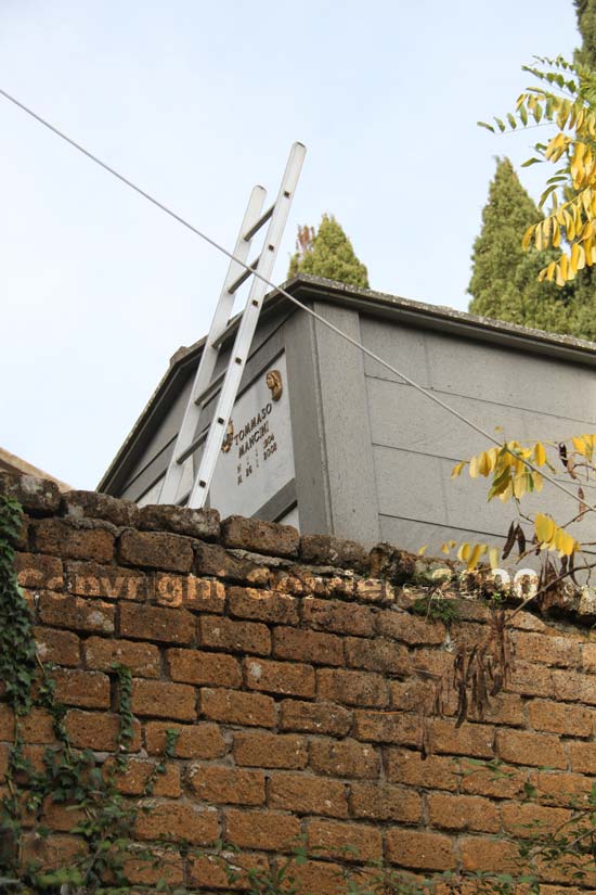 Il muro del cimitero dal quale sarebbe caduto Nando Artemi