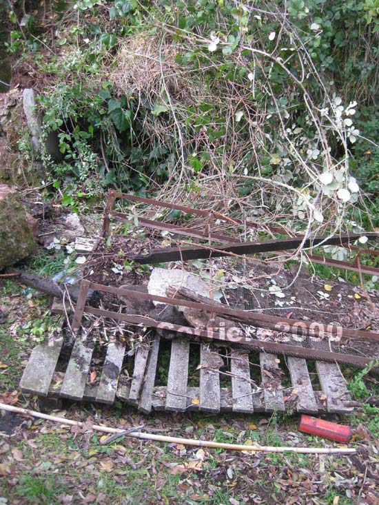 Le sterpaglie e i pezzi di legno che coprivano la vasca