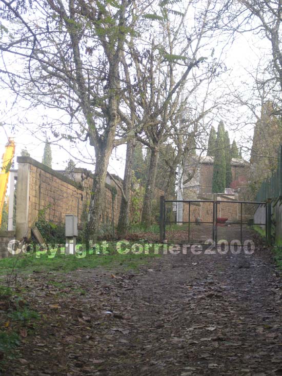 L'entrata dell'area in cui è stato ritrovato il cadavere