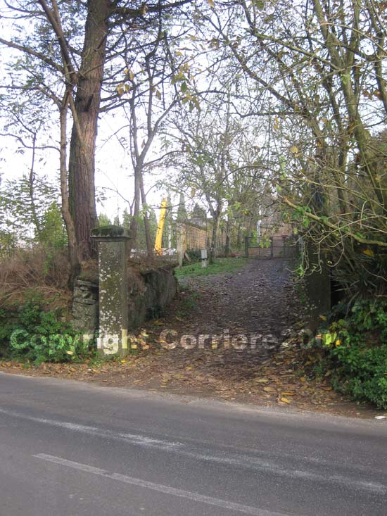 L'entrata dell'area in cui è stato ritrovato il cadavere