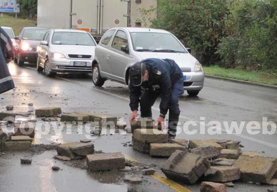 Un muretto crollato sulla tangenziale