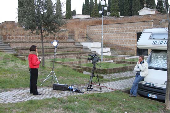 Le televisioni nazionali davanti alla caserma