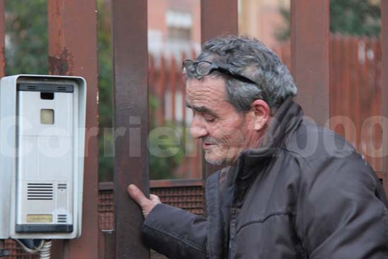 Il padre della vittima Pasquale Rizzello all'uscita dalla casema