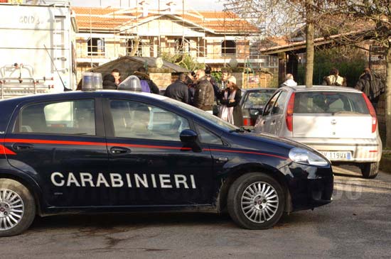 I carabinieri davanti alla casa