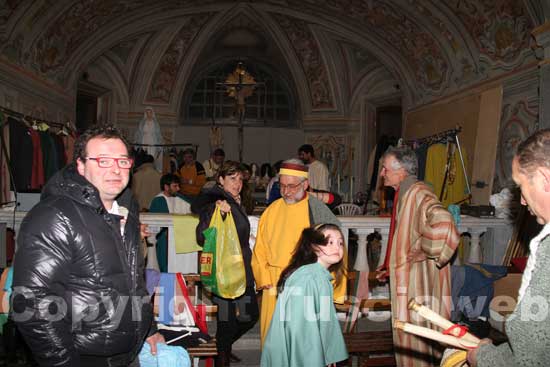 La vestizione dei figuranti della via crucis