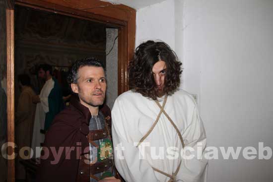 La vestizione dei figuranti della via crucis
