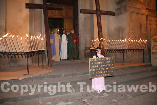 I figuranti escono dalla chiesa