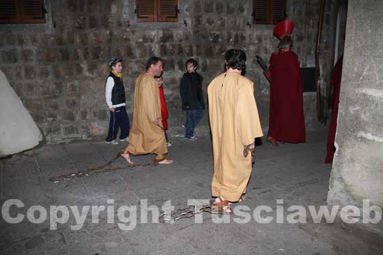I due ladroni per le vie del borgo